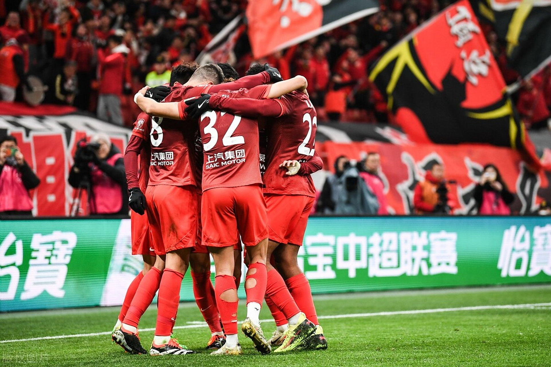 本土顶级球队备战关键赛事，冲刺争夺胜利